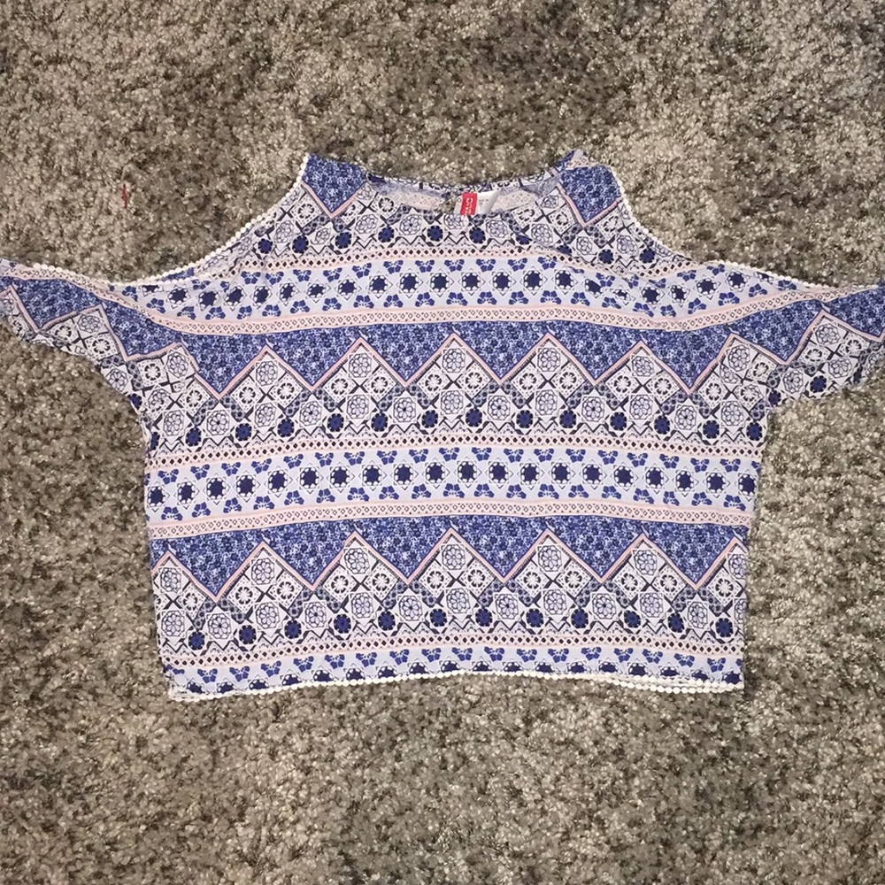 Open arm patterned top 💜 - Picture 1 of 4